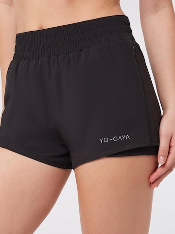 Largi Pantaloni sport 'Ultimate Running' de la YO-GAYA pe negru