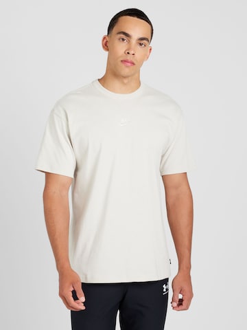 Nike Sportswear Shirt 'Premium Essentials' in Bruin: voorkant