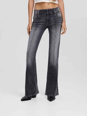 Bershka Boot cut Pleat-front jeans in Grey: front