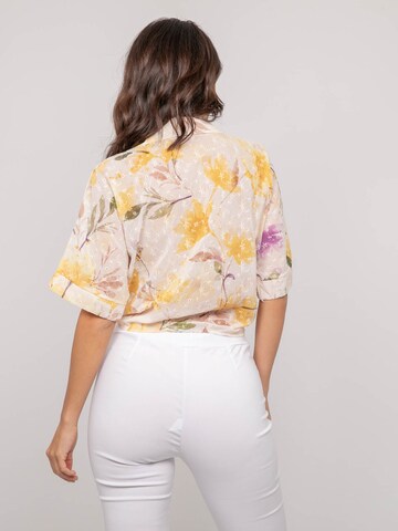 Maglietta 'Chemise motif avec broderie OWANIE' di Dona Lisa in giallo