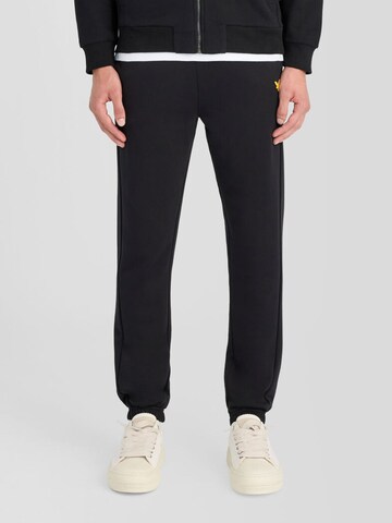 Lyle & Scott Tapered Pants in Black: front