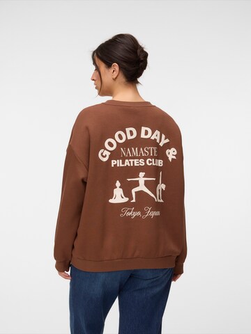 Sweat-shirt 'VMCAdine' Vero Moda Curve en marron : devant
