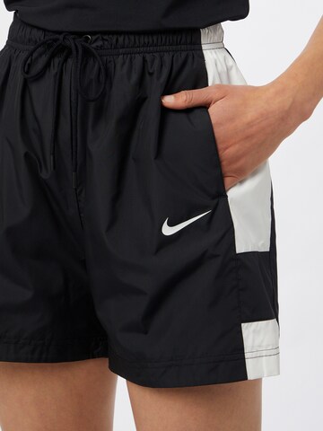 Regular Pantaloni 'Esential' de la Nike Sportswear pe negru