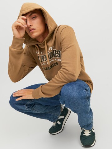 JACK & JONES Sweatshirt in Bruin