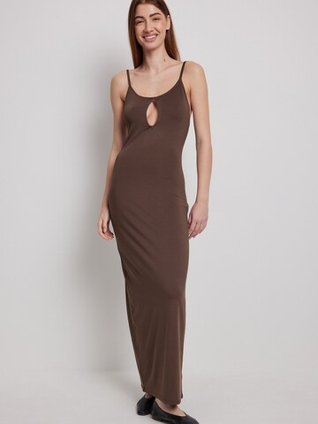 NA-KD Dress in Brown: front