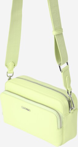 Calvin Klein - Bolso de hombro en verde: frente