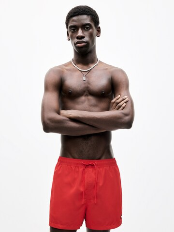 Shorts de bain Pull&Bear en rouge : devant