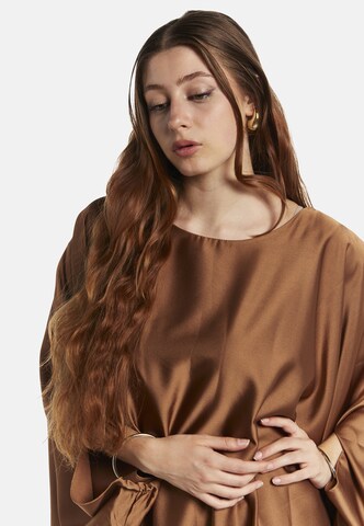 Elara Kleid in Braun