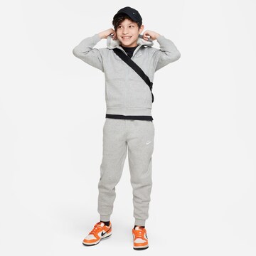 Effilé Pantalon 'Club' Nike Sportswear en gris