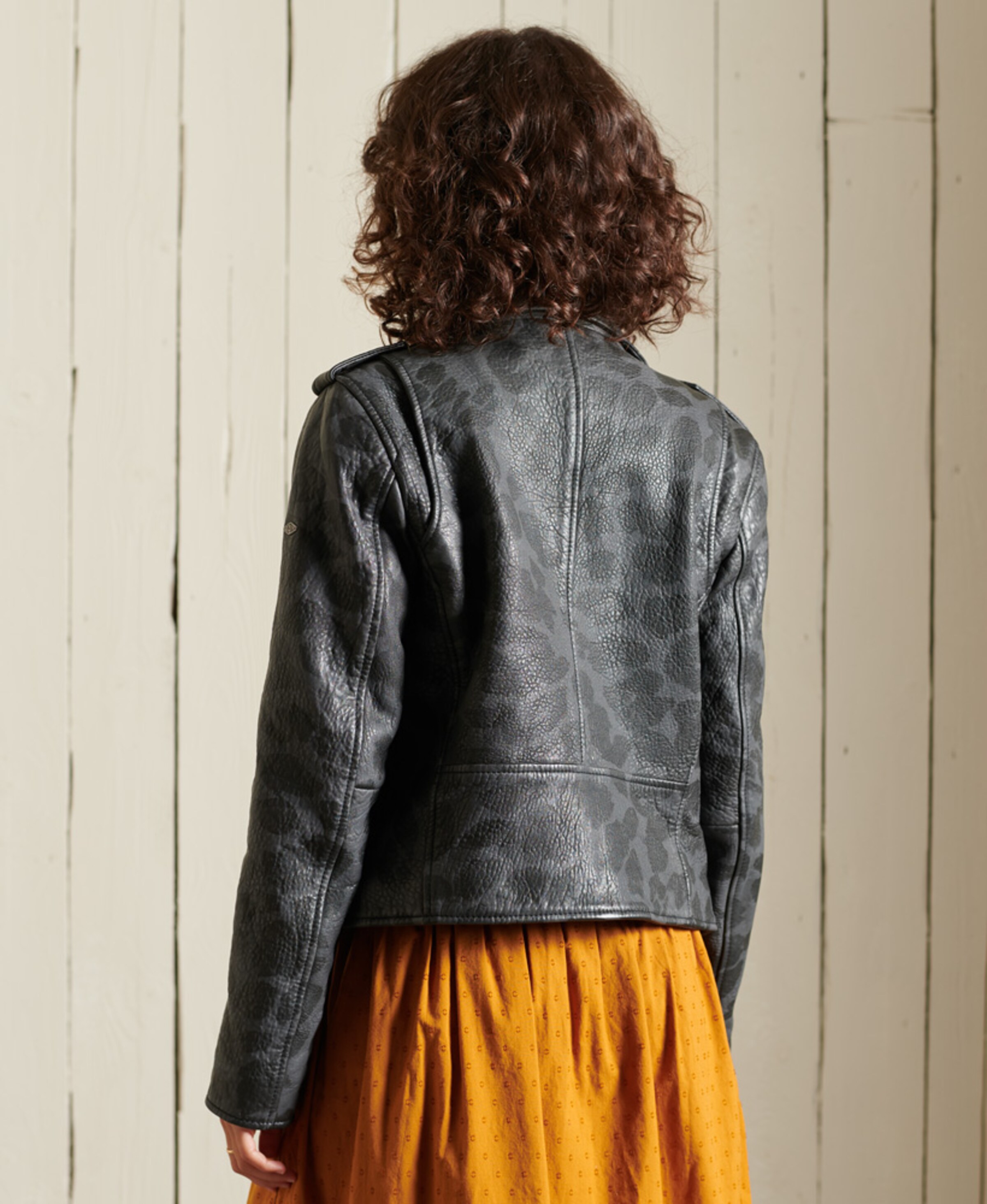 Frauen Jacken Superdry SUPERDRY Rocker verkürzte Bikerjacke aus Leder in Schwarz - AT44420 Frauen Jacken Superdry SUPERDRY Rocker verkürzte Bikerjacke aus Leder in Schwarz - AT44420