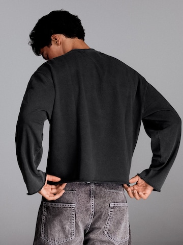 Sweat-shirt Bershka en noir : derrière