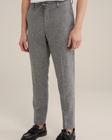 Regular Pantalon à plis WE Fashion en gris : devant