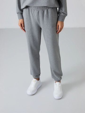 Tommy Life - Fato de jogging em cinzento