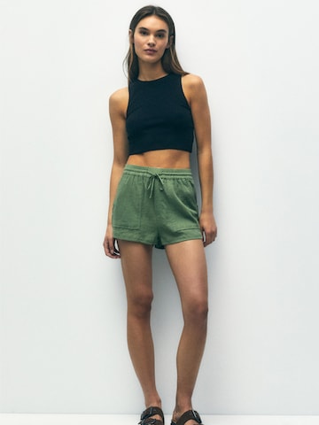 Pull&Bear Regular Shorts in Grün