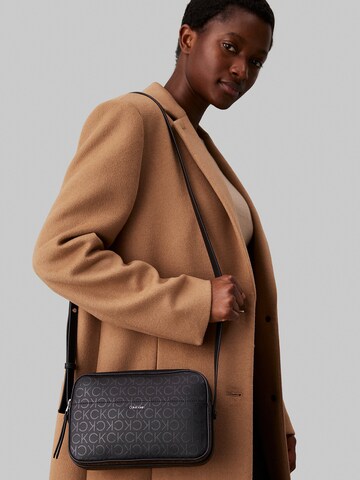 Calvin Klein Umhängetasche in Schwarz