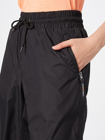 Effilé Pantalon de sport Rukka en noir