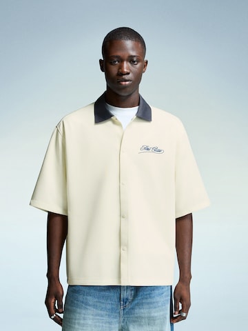 Comfort fit Camicia di Bershka in beige: frontale