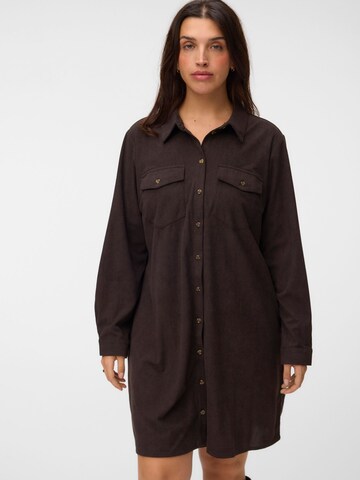 Vero Moda Curve - Vestido camisero 'VMCVilja' en marrón: frente