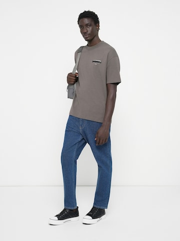 AllSaints T-shirt 'REDACT' i grå