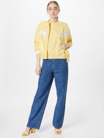 minus - Sweatshirt 'Mika' em amarelo