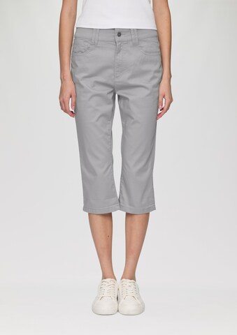 Coupe slim Pantalon QS en gris : devant