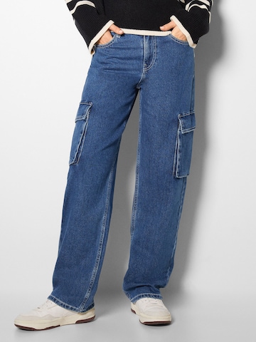Wide leg Jeans cargo di Bershka in blu: frontale