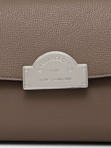 Karl Lagerfeld Käsilaukku 'Karl Lagerfeld Sac Bandoulière Métal Taupe' värissä ruskea