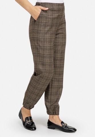 Coupe slim Pantalon HELMIDGE en marron : devant