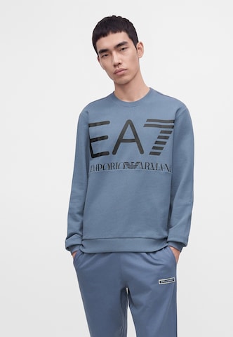 EA7 Emporio Armani Sweatshirt 'TRAIN LOGO SERIES' i blå: framsida