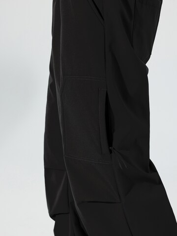 Youthup Loose fit Cargo Pants in Black