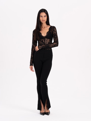 MYLAVIE by Sarah Harrison Overdel i sort: forside