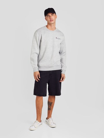 Champion Authentic Athletic Apparel Sweatshirt i grå