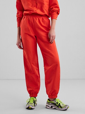 PIECES Tapered Pants 'Jylla' in Orange: front