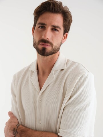 Regular fit Camicia 'Leopold' di ABOUT YOU x Kevin Trapp in bianco