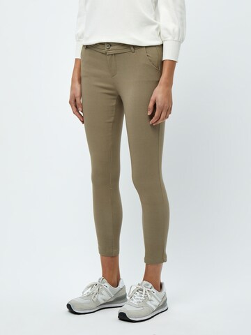 Coupe slim Pantalon 'Carma' minus en gris : devant