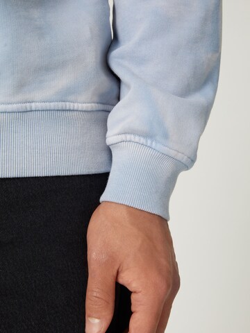 DAN FOX APPAREL Sweatshirt 'Cornelius' in Blau