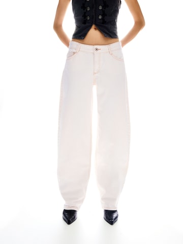 BershkaBarrel Traperice - bež boja: prednji dio