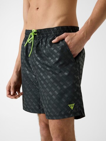 GUESS Badeshorts in Schwarz