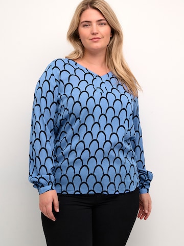 KAFFE CURVE - Blusa 'Kerry Ami' em azul: frente