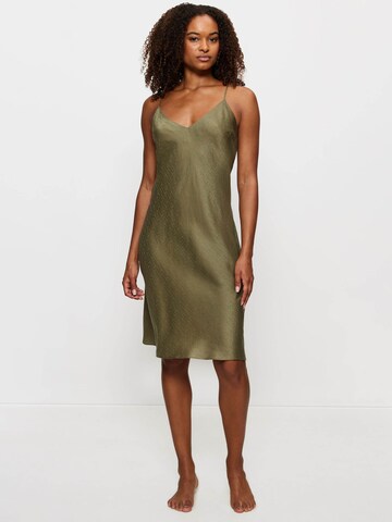 TRIUMPH - Camiseta de noche ' Silky Sensuality ' en verde: frente