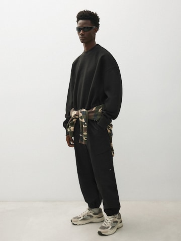 Bershka Дънки Tapered Leg Карго панталон в черно