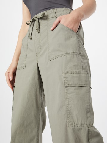 HOLLISTER Regular Cargo trousers in Green