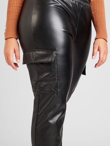 Vero Moda Curve Ozke Kargo hlače 'CSOF' | črna barva