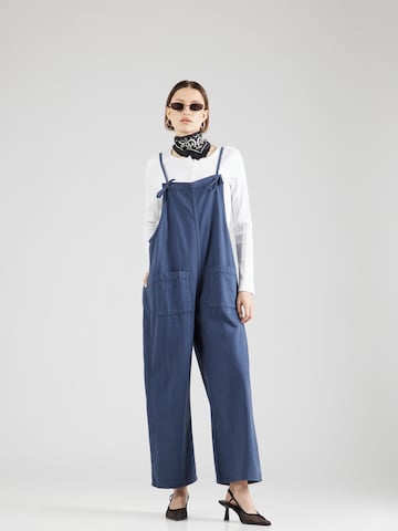 Monki Loosefit Latzjeans in Blau