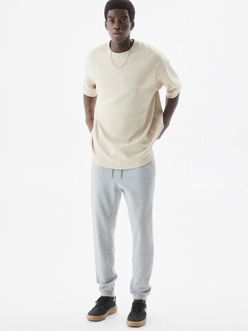 Pull&Bear Tapered Broek in Grijs: voorkant