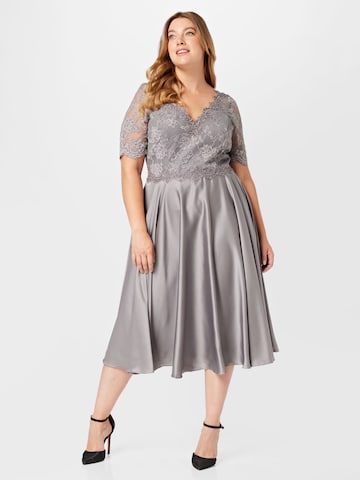 Robe de cocktail My Mascara Curves en gris : devant