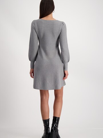 Robes en maille monari en gris