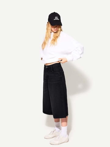 BershkaLoosefit Hlače - crna boja: prednji dio