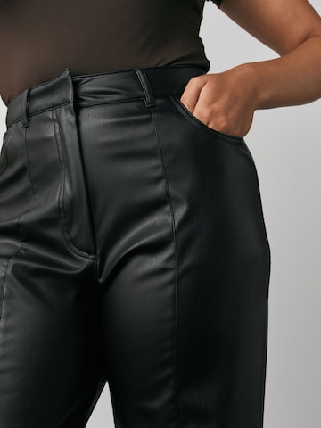 Next - Pierna ancha Pantalón en negro