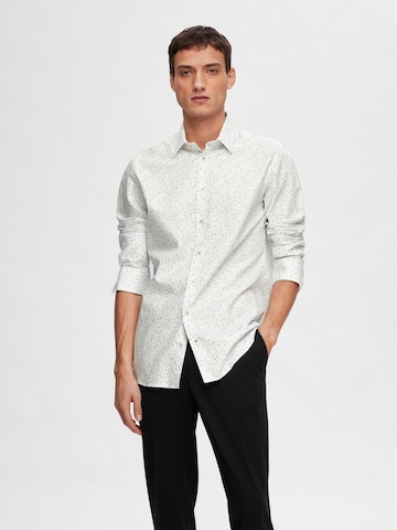 Coupe slim Chemise 'Soho' SELECTED HOMME en blanc : devant